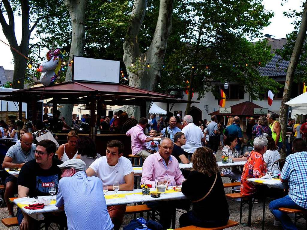 Mit Umzug und Krnung der neuen Markgrfler Weinprinzessin Jessica Himmelsbach ging es am Freitag los. Noch bis Montag hat das Weinfest in Staufen geffnet.