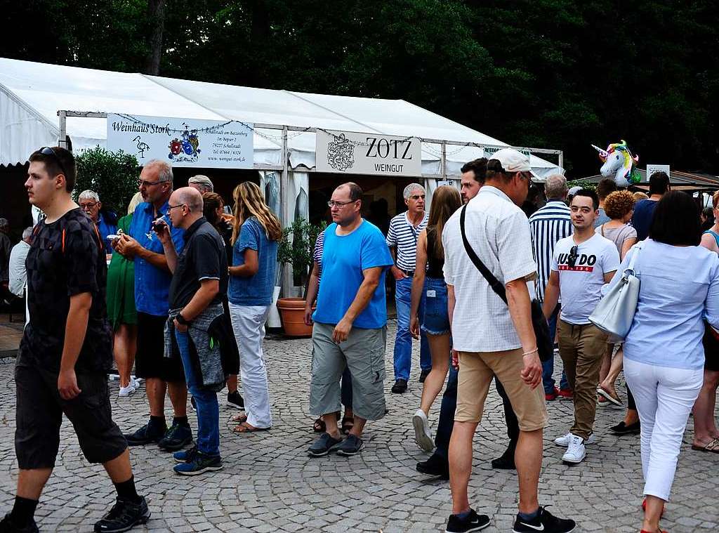 Mit Umzug und Krnung der neuen Markgrfler Weinprinzessin Jessica Himmelsbach ging es am Freitag los. Noch bis Montag hat das Weinfest in Staufen geffnet.