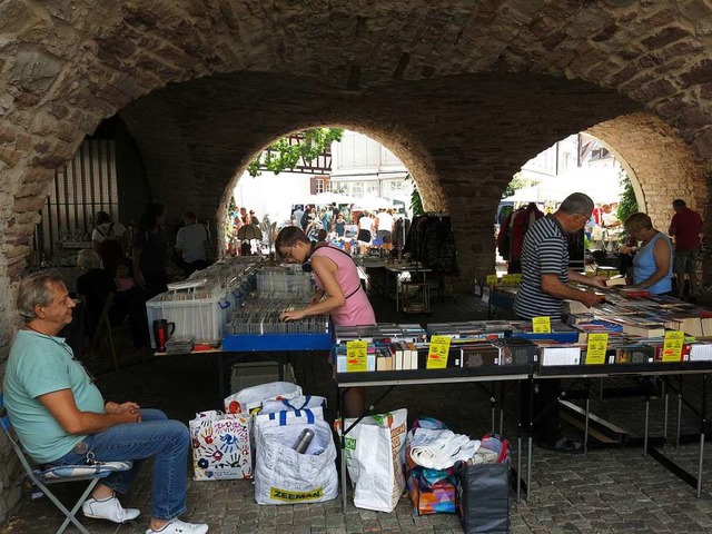 Gut besuchter Altstadtflohmarkt: Im Schatten lsst es sich aushalten  | Foto: Georg Vo