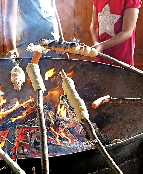 Höhepunkt der Putzaktion war das Grill...Würstchen und Stockbrot am Lagerfeuer.  | Foto: Dorothee Philipp
