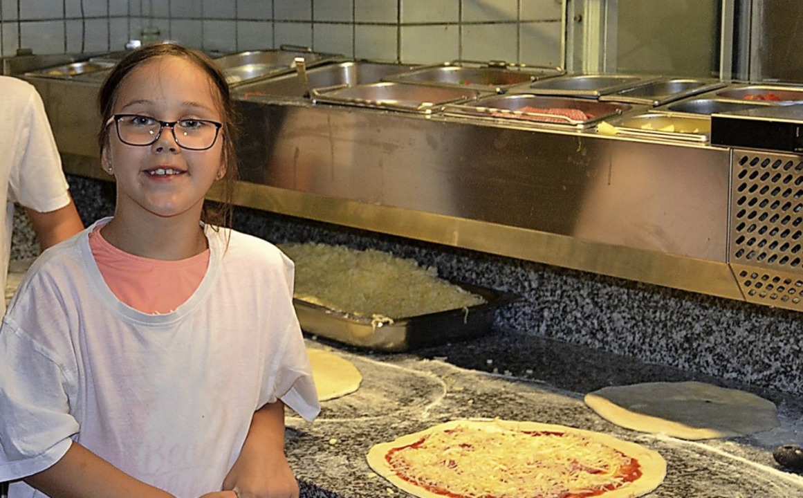 Amelie hat viel Spaß beim Pizzabacken.  | Foto: Barbara Halder