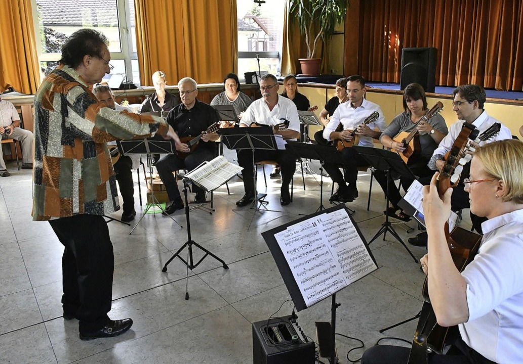 Das Württembergische Zupforchester unter der Leitung von Wolfgang Bast  | Foto: Wolfgang Künstle