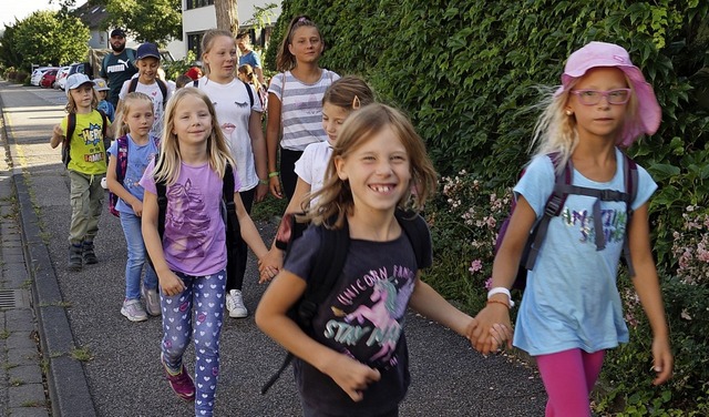 Gut gerstet starten die Kinder zu Fu von Wehr nach Hasel.  | Foto: Sara Ghring