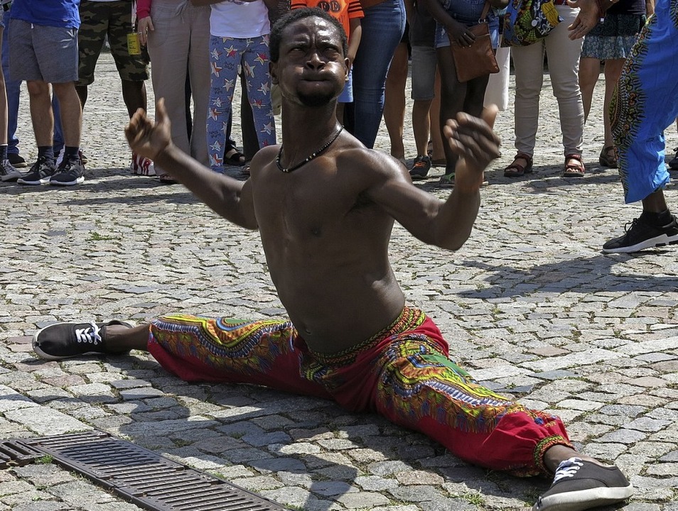 Akrobatik, Tanz und Musik bei der Straenparade  | Foto: Georg Vo