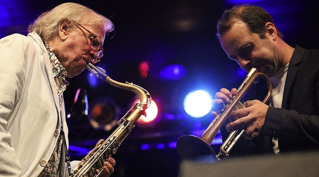 Saxophon-Legende Klaus Doldinger und Gaststar Joo Kraus an der Trompete  | Foto: Hans-Peter Mller
