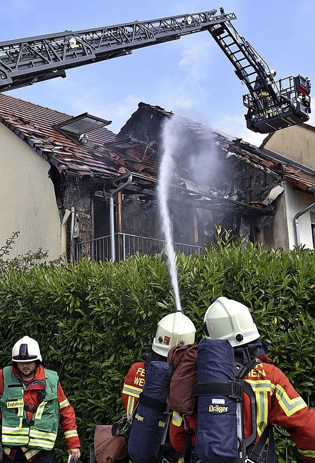 Vom Balkon eines Reihenendhauses in Ha...ittag ein Feuer aufs Nachbarhaus ber.  | Foto: Martin Eckert