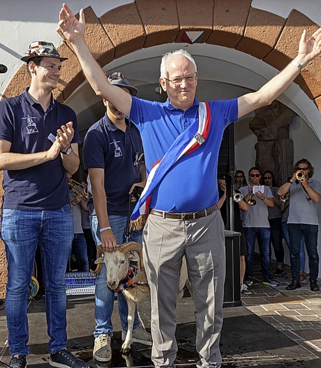 Heinz Rombach ist Bockgtti 2019. Jung...reichte ihm die blauweirote Schrpe.   | Foto:  Peter Rosa