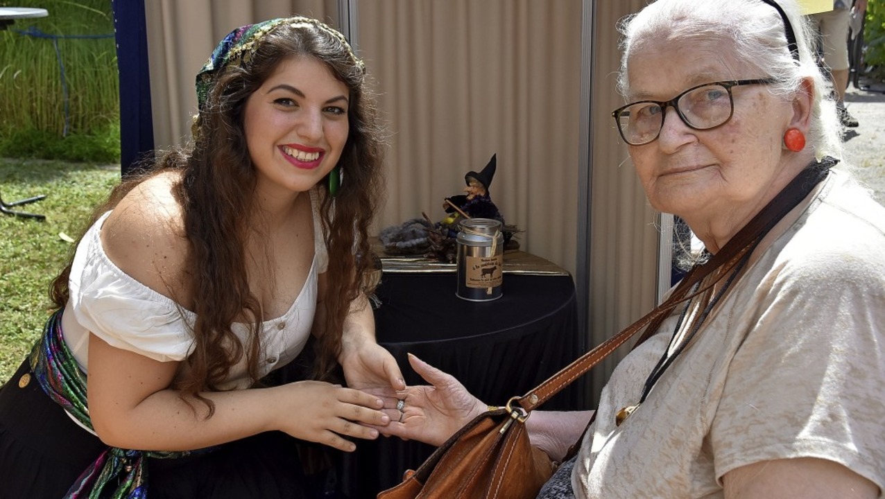 Francesca Soranno vom Seniorenzentrum ... Senioren deren Zukunft aus der Hand.   | Foto: Andrea Steinhart
