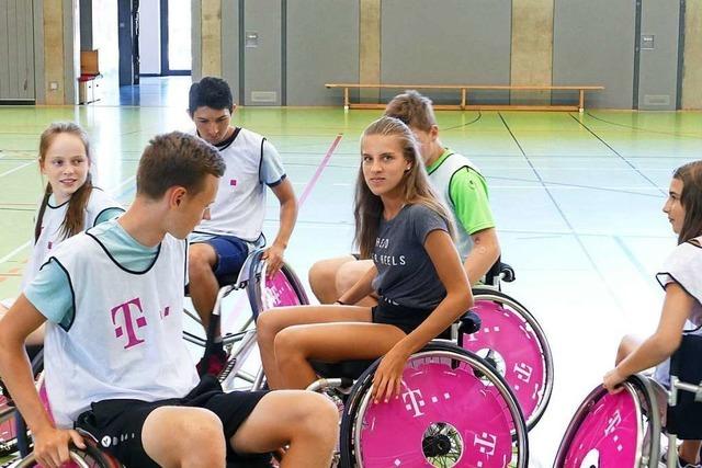 Rollstuhlbasketballer zeigen jungen Turnern die Herausforderungen ihres Sports