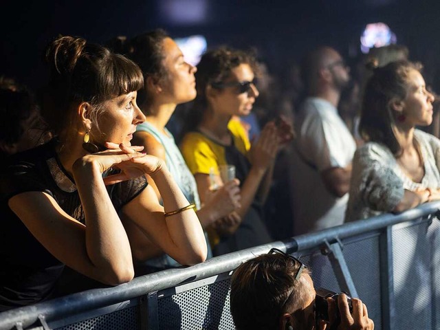 Besucherinnen und Besucher beim Konzert von Mine und Sophie Hunger   | Foto: Simon Langemann