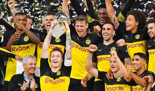 So sehen Sieger aus: BVB-Kapitn Marco Reus mit dem Supercup.  | Foto: INA FASSBENDER (AFP)