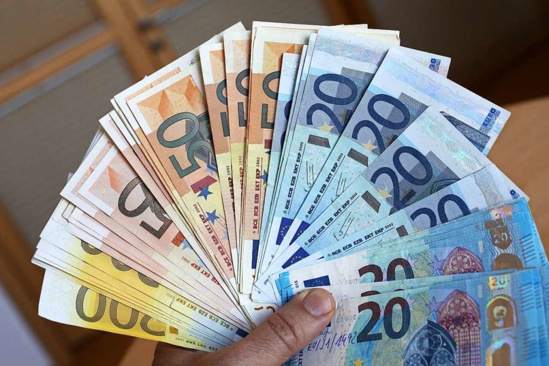 Mehr Geld in der Tasche haben die Bund...ger &#8211; zumindest im Durchschnitt.  | Foto: Bernd Wüstneck (dpa)