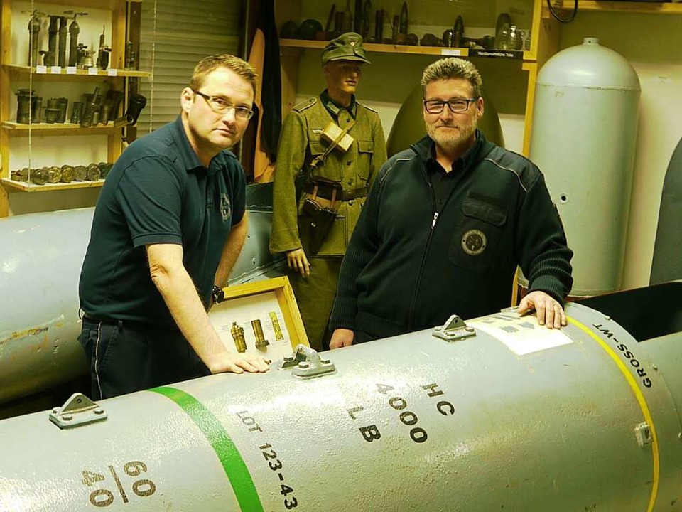 Mathias Peterle (links) und Ralf Vende... Baden-Württemberg abgeworfenen Bombe.  | Foto: Benedikt Hecht