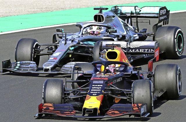 Max Verstappen (rechts) liefert sich e...ckenden Zweikampf mit Lewis Hamilton.   | Foto: FERENC ISZA (AFP)