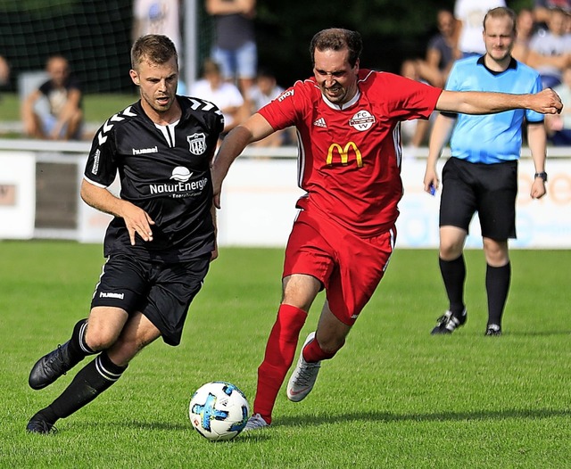 Doppeltorschtze Benedikt Nickel (link...VLB nun auf  Regionalligist Bahlingen.  | Foto: Niklas Schchlin