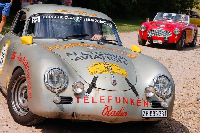 Nach dem Porsche fhrt ein Austin-Healy am Caf Elke in Rheinfelden-Eichsel ein.  | Foto: Petra Wunderle