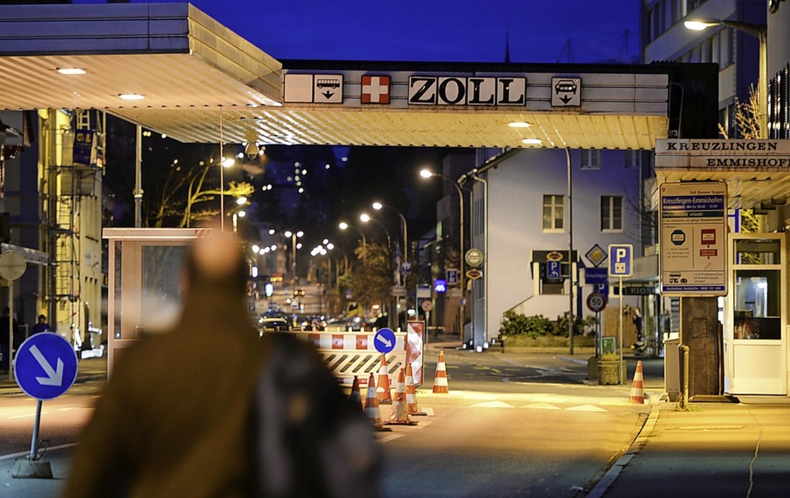Einfach rüberlaufen: Ein Mann geht auf den Grenzübergang Konstanz zu.   | Foto: Felix Kästle (dpa)
