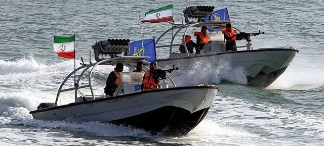 Das Archivbild zeigt iranische Schnellboote im Golf.   | Foto: ATTA KENARE (AFP)