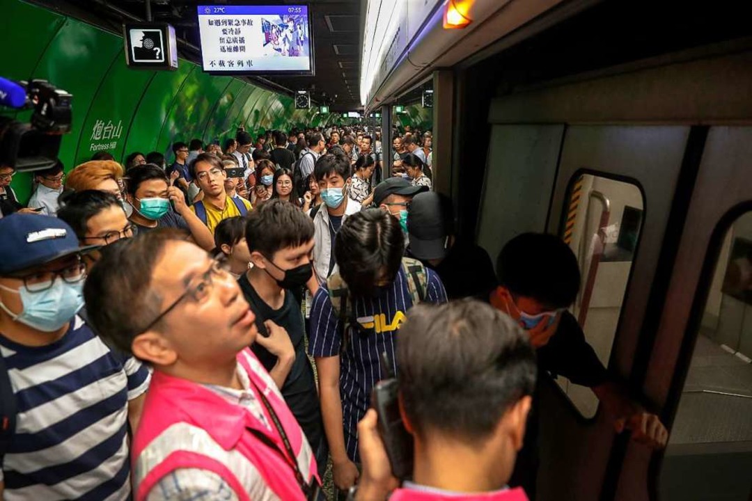 Blockaden, Verkehrschaos, teils auch G...age in Hongkong ist extrem angespannt.  | Foto: Vincent Thian (dpa)