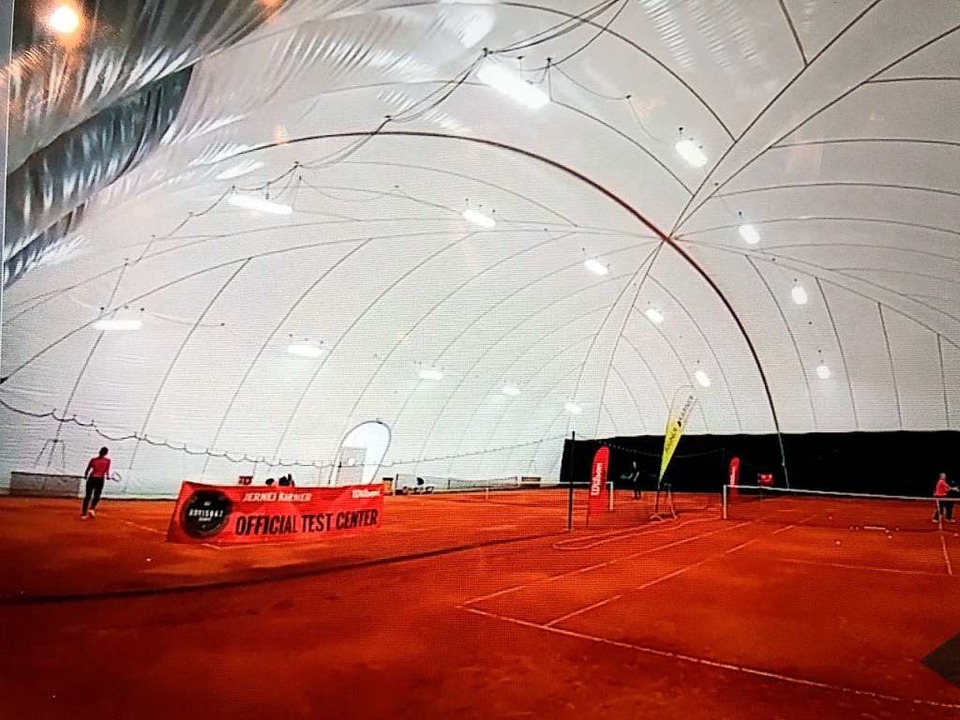 Untrer einem solchen Dach könnte  künf...chen im Winter Tennis gespielt werden.  | Foto: Bernd Neubert