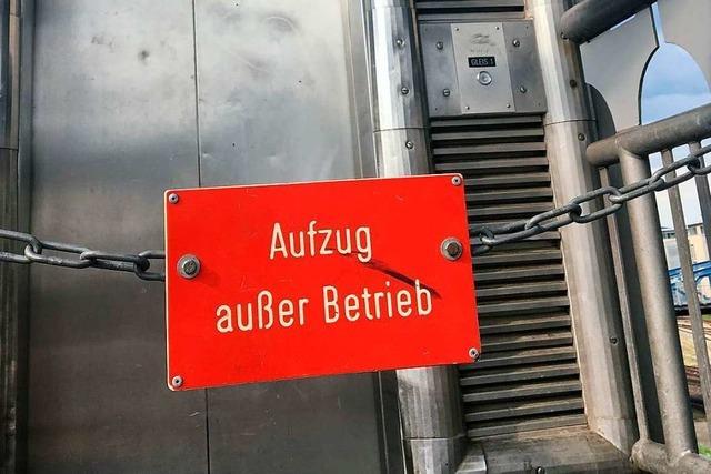Aufzug zu Gleisen am Freiburger Hauptbahnhof defekt