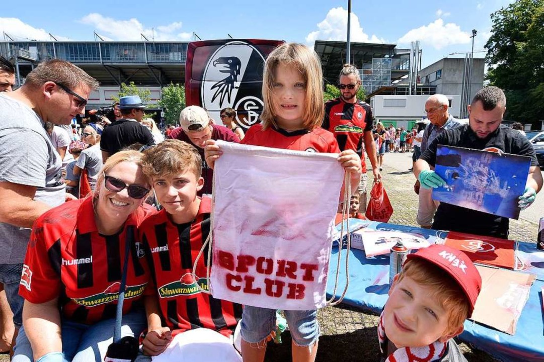 Sportclub Freiburg im Herz &#8211; ode...ch einen Turnbeutel besprayen durften.  | Foto: Michael Bamberger