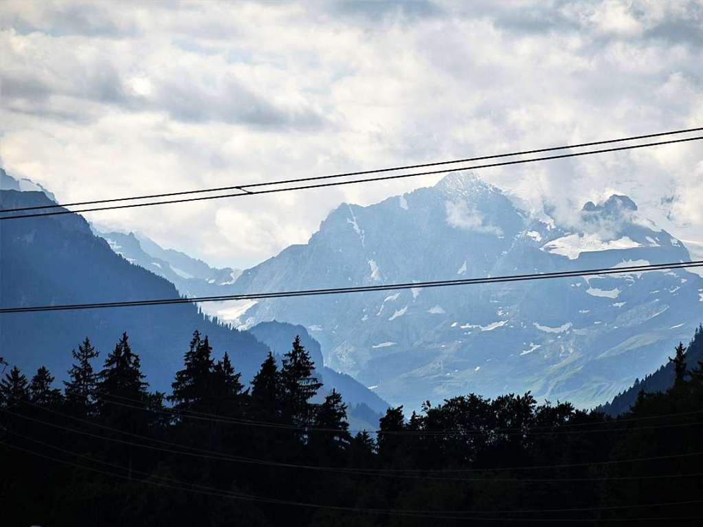 Mit drei Bussen ging es in die Erlebnisregion GrindelwaldFirst auf 2168 Metern Hhe mit Gipfelrundgang auf dem First Cliff Walk und beeindruckenden Ausblicken auf das Alpenpanorama der Jungfrau-Region.