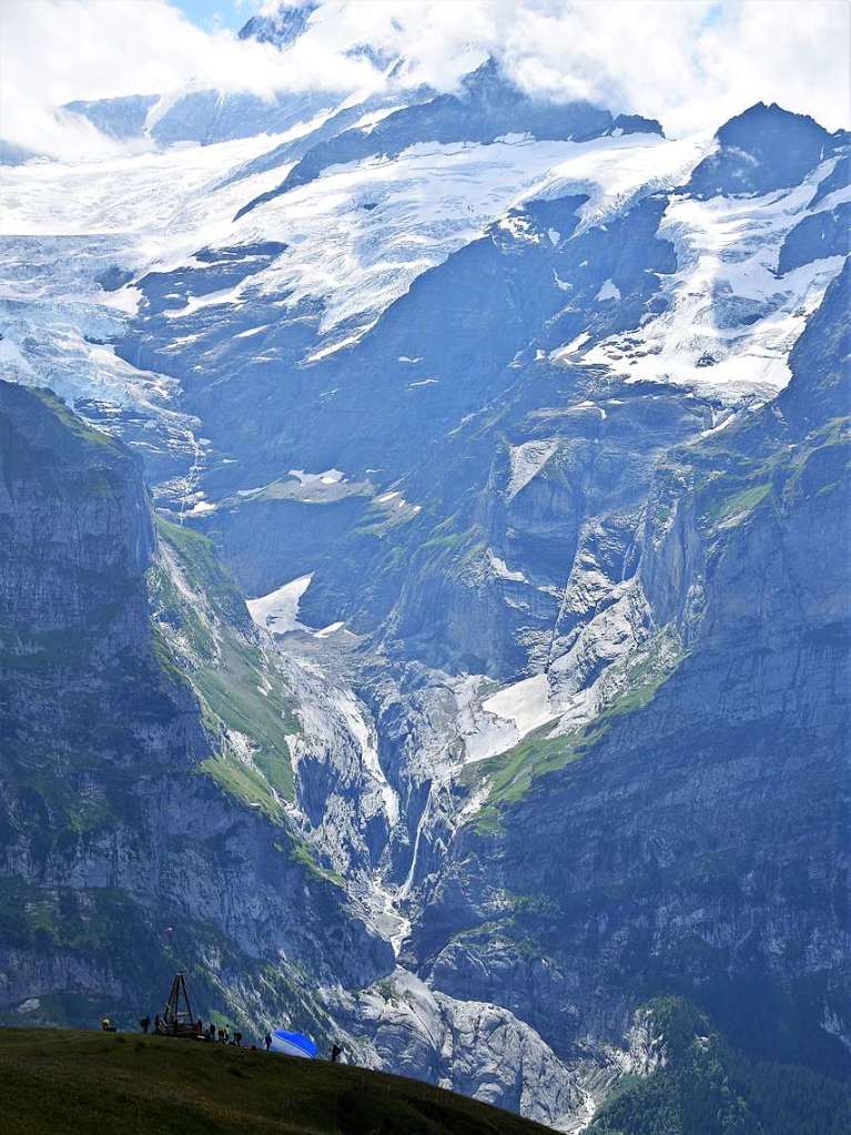 Mit drei Bussen ging es in die Erlebnisregion GrindelwaldFirst auf 2168 Metern Hhe mit Gipfelrundgang auf dem First Cliff Walk und beeindruckenden Ausblicken auf das Alpenpanorama der Jungfrau-Region.