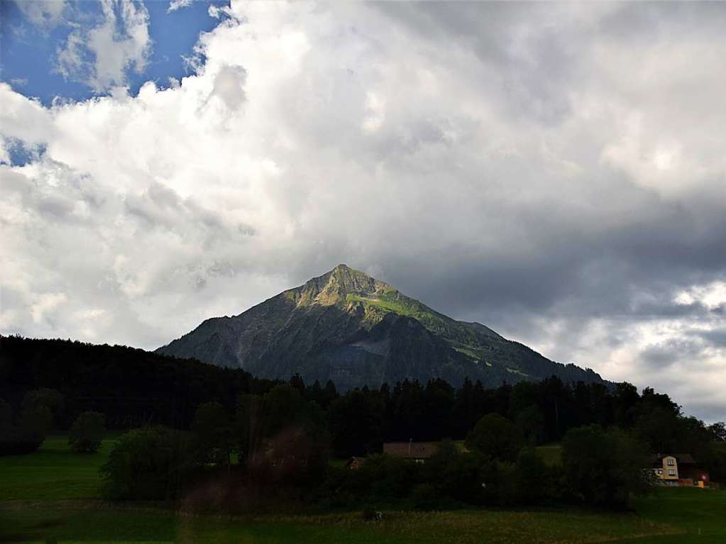 Mit drei Bussen ging es in die Erlebnisregion GrindelwaldFirst auf 2168 Metern Hhe mit Gipfelrundgang auf dem First Cliff Walk und beeindruckenden Ausblicken auf das Alpenpanorama der Jungfrau-Region.