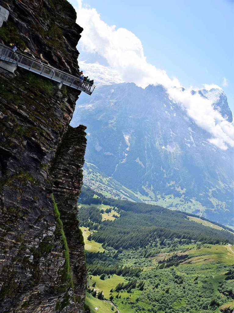 Mit drei Bussen ging es in die Erlebnisregion GrindelwaldFirst auf 2168 Metern Hhe mit Gipfelrundgang auf dem First Cliff Walk und beeindruckenden Ausblicken auf das Alpenpanorama der Jungfrau-Region.