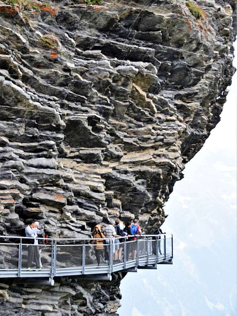 Mit drei Bussen ging es in die Erlebnisregion GrindelwaldFirst auf 2168 Metern Hhe mit Gipfelrundgang auf dem First Cliff Walk und beeindruckenden Ausblicken auf das Alpenpanorama der Jungfrau-Region.