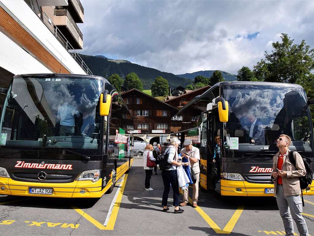 Mit drei Bussen ging es in die Erlebnisregion GrindelwaldFirst auf 2168 Metern Hhe mit Gipfelrundgang auf dem First Cliff Walk und beeindruckenden Ausblicken auf das Alpenpanorama der Jungfrau-Region.