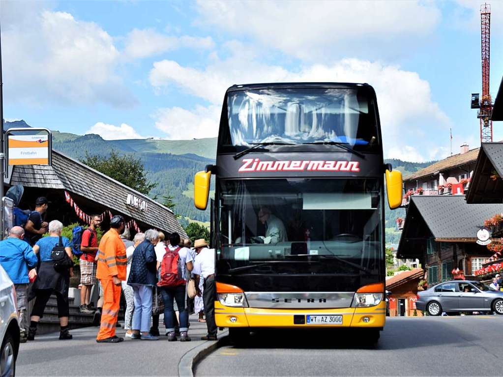 Mit drei Bussen ging es in die Erlebnisregion GrindelwaldFirst auf 2168 Metern Hhe mit Gipfelrundgang auf dem First Cliff Walk und beeindruckenden Ausblicken auf das Alpenpanorama der Jungfrau-Region.