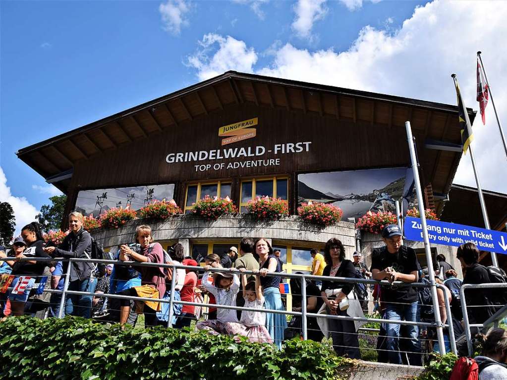 Mit drei Bussen ging es in die Erlebnisregion GrindelwaldFirst auf 2168 Metern Hhe mit Gipfelrundgang auf dem First Cliff Walk und beeindruckenden Ausblicken auf das Alpenpanorama der Jungfrau-Region.