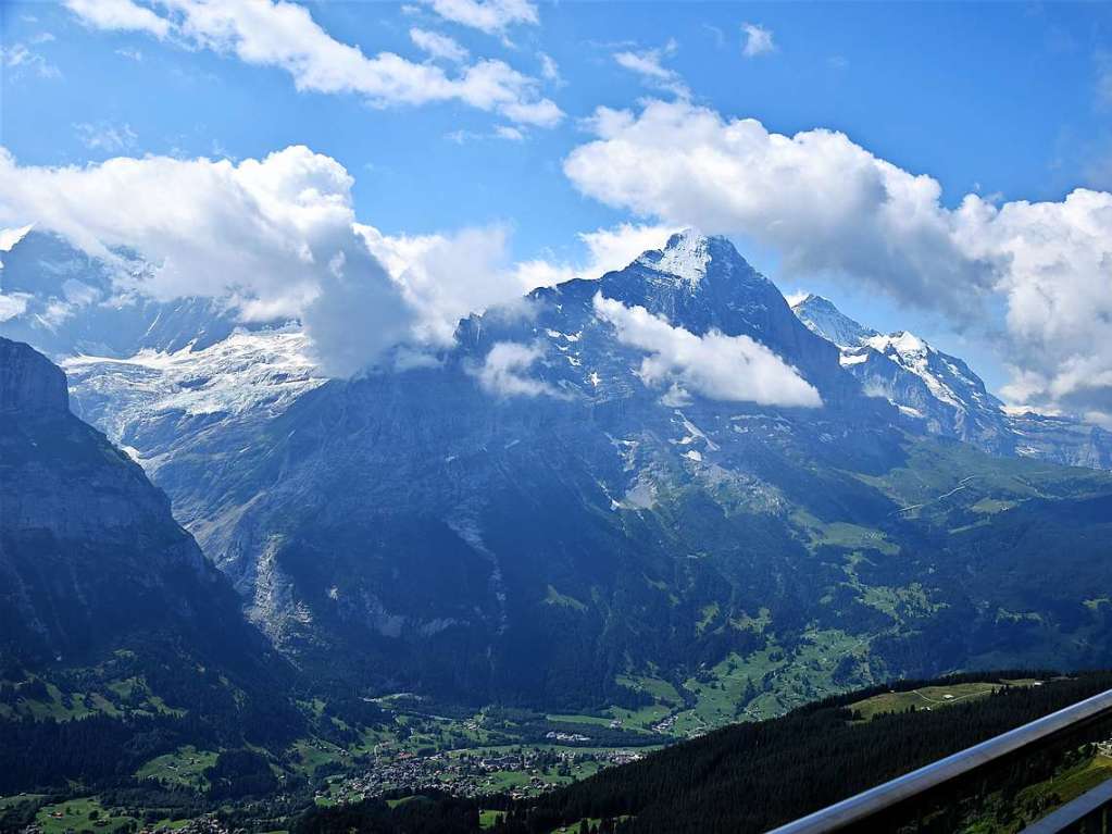 Mit drei Bussen ging es in die Erlebnisregion GrindelwaldFirst auf 2168 Metern Hhe mit Gipfelrundgang auf dem First Cliff Walk und beeindruckenden Ausblicken auf das Alpenpanorama der Jungfrau-Region.