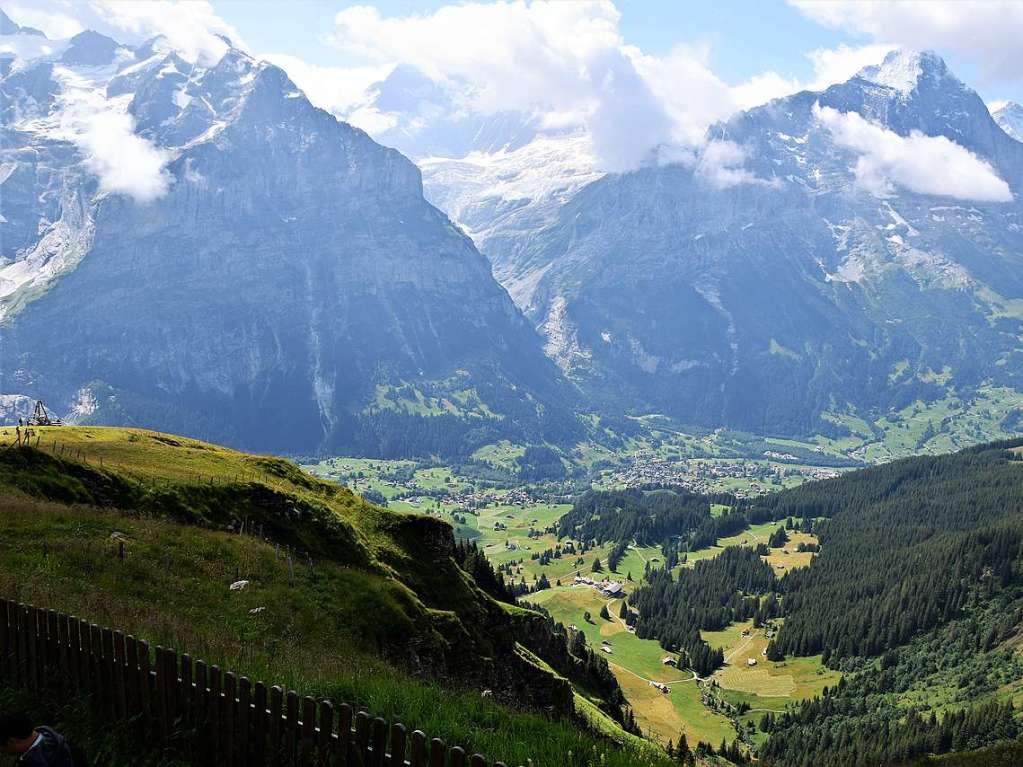 Mit drei Bussen ging es in die Erlebnisregion GrindelwaldFirst auf 2168 Metern Hhe mit Gipfelrundgang auf dem First Cliff Walk und beeindruckenden Ausblicken auf das Alpenpanorama der Jungfrau-Region.