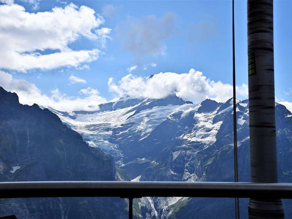 Mit drei Bussen ging es in die Erlebnisregion GrindelwaldFirst auf 2168 Metern Hhe mit Gipfelrundgang auf dem First Cliff Walk und beeindruckenden Ausblicken auf das Alpenpanorama der Jungfrau-Region.