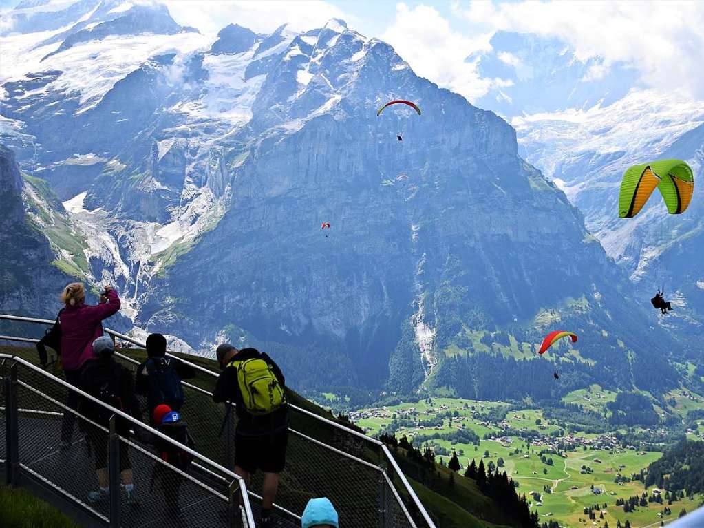 Mit drei Bussen ging es in die Erlebnisregion GrindelwaldFirst auf 2168 Metern Hhe mit Gipfelrundgang auf dem First Cliff Walk und beeindruckenden Ausblicken auf das Alpenpanorama der Jungfrau-Region.