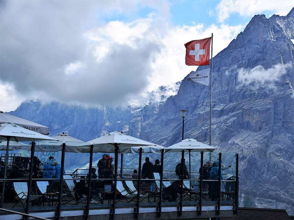 Mit drei Bussen ging es in die Erlebnisregion GrindelwaldFirst auf 2168 Metern Hhe mit Gipfelrundgang auf dem First Cliff Walk und beeindruckenden Ausblicken auf das Alpenpanorama der Jungfrau-Region.