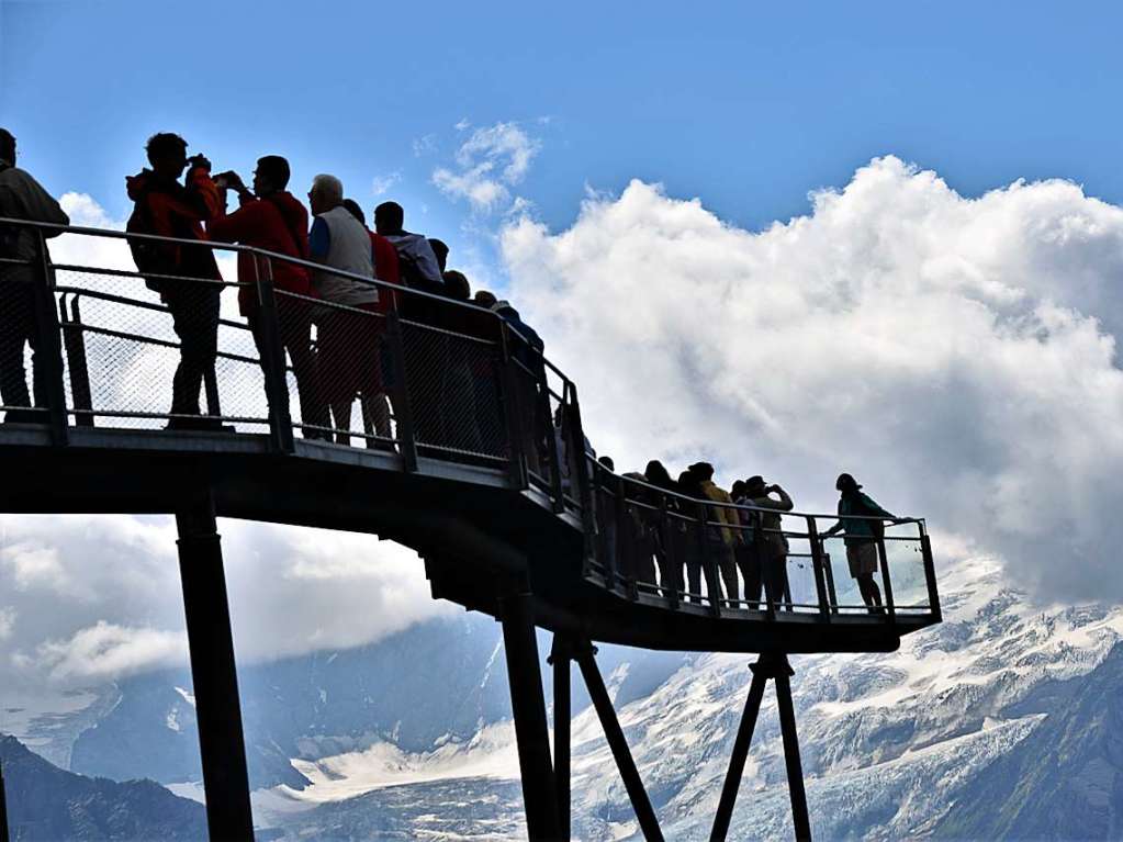 Mit drei Bussen ging es in die Erlebnisregion GrindelwaldFirst auf 2168 Metern Hhe mit Gipfelrundgang auf dem First Cliff Walk und beeindruckenden Ausblicken auf das Alpenpanorama der Jungfrau-Region.