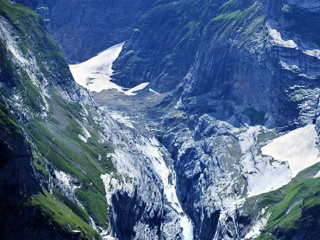 Mit drei Bussen ging es in die Erlebnisregion GrindelwaldFirst auf 2168 Metern Hhe mit Gipfelrundgang auf dem First Cliff Walk und beeindruckenden Ausblicken auf das Alpenpanorama der Jungfrau-Region.