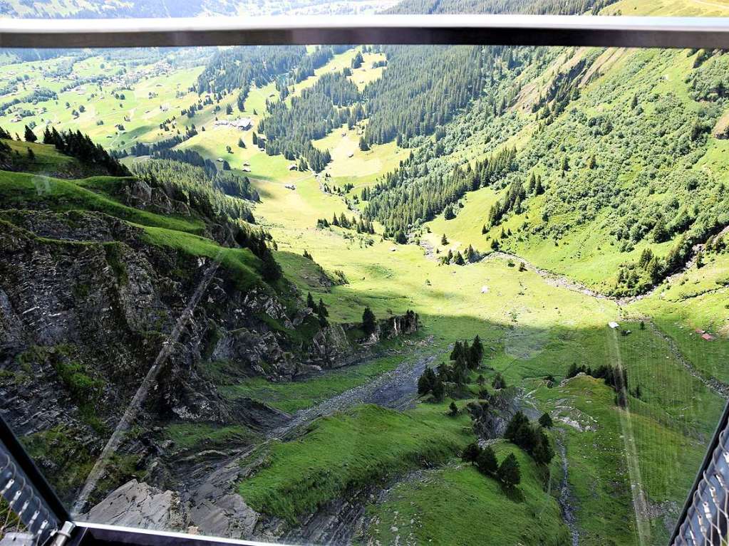 Mit drei Bussen ging es in die Erlebnisregion GrindelwaldFirst auf 2168 Metern Hhe mit Gipfelrundgang auf dem First Cliff Walk und beeindruckenden Ausblicken auf das Alpenpanorama der Jungfrau-Region.