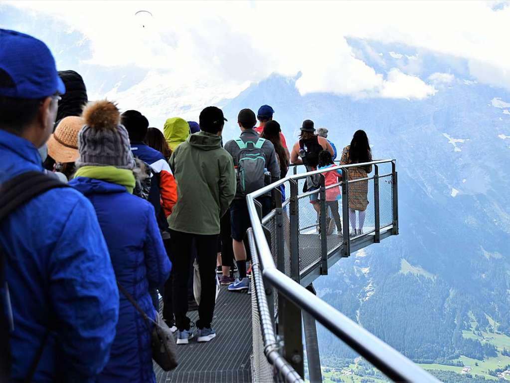 Mit drei Bussen ging es in die Erlebnisregion GrindelwaldFirst auf 2168 Metern Hhe mit Gipfelrundgang auf dem First Cliff Walk und beeindruckenden Ausblicken auf das Alpenpanorama der Jungfrau-Region.