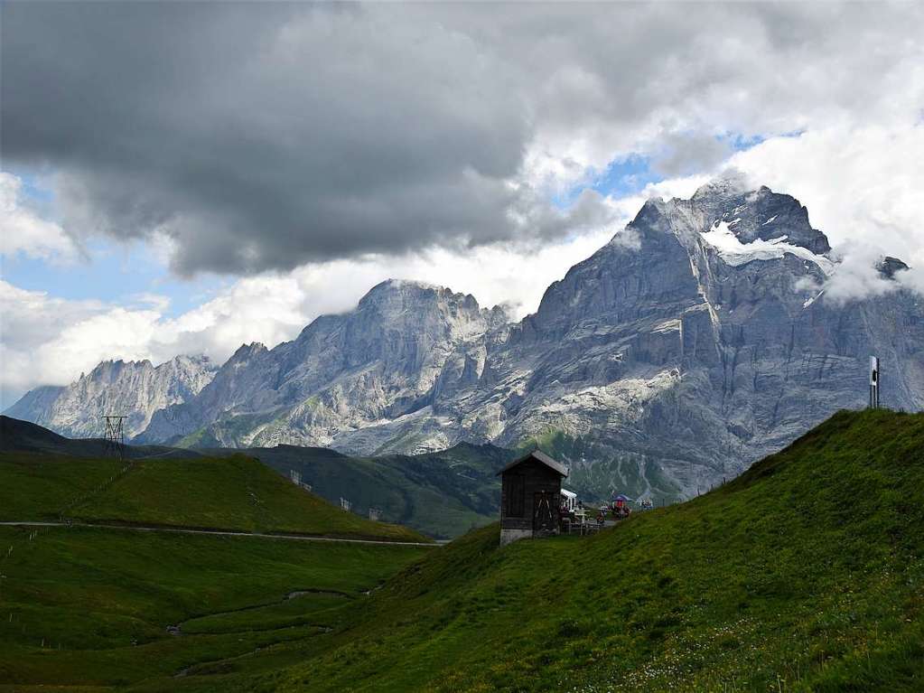 Mit drei Bussen ging es in die Erlebnisregion GrindelwaldFirst auf 2168 Metern Hhe mit Gipfelrundgang auf dem First Cliff Walk und beeindruckenden Ausblicken auf das Alpenpanorama der Jungfrau-Region.