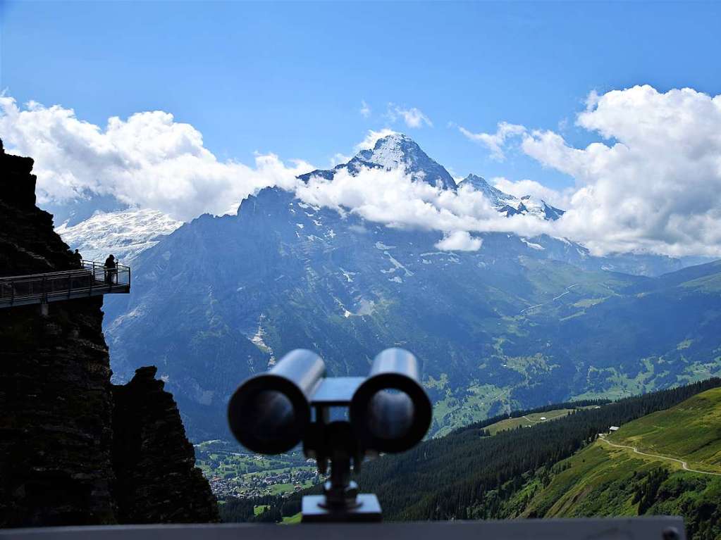 Mit drei Bussen ging es in die Erlebnisregion GrindelwaldFirst auf 2168 Metern Hhe mit Gipfelrundgang auf dem First Cliff Walk und beeindruckenden Ausblicken auf das Alpenpanorama der Jungfrau-Region.