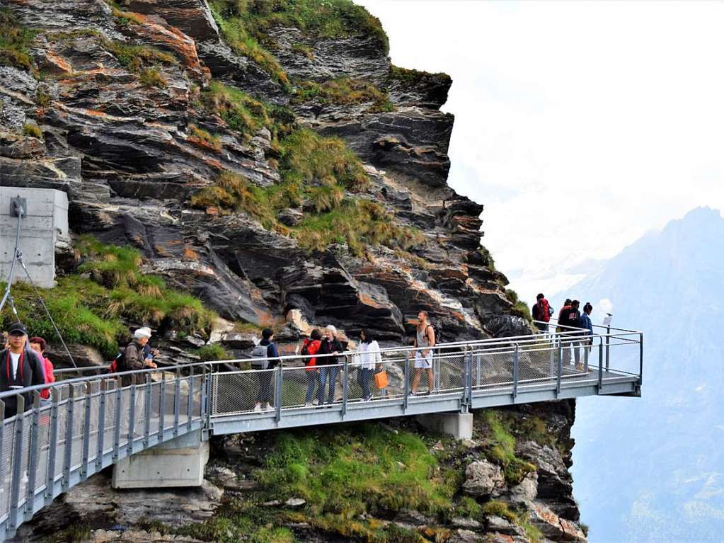 Mit drei Bussen ging es in die Erlebnisregion GrindelwaldFirst auf 2168 Metern Hhe mit Gipfelrundgang auf dem First Cliff Walk und beeindruckenden Ausblicken auf das Alpenpanorama der Jungfrau-Region.