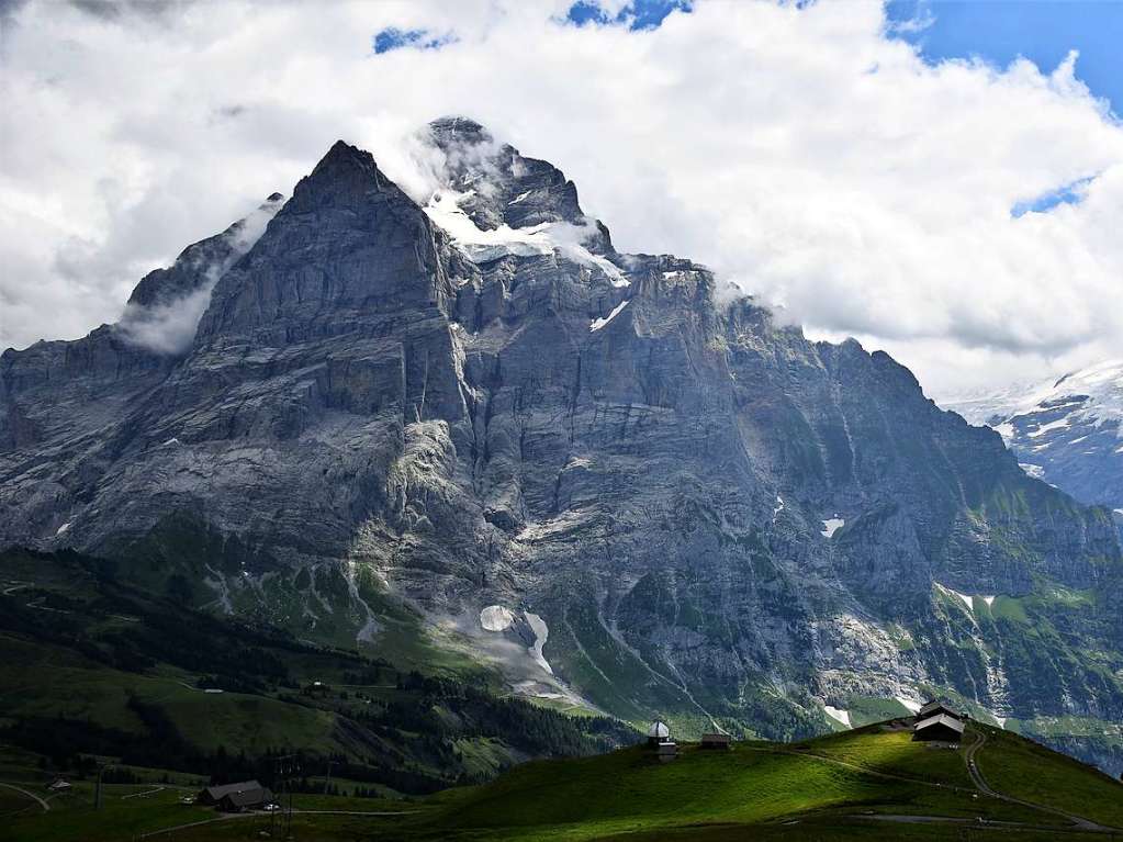 Mit drei Bussen ging es in die Erlebnisregion GrindelwaldFirst auf 2168 Metern Hhe mit Gipfelrundgang auf dem First Cliff Walk und beeindruckenden Ausblicken auf das Alpenpanorama der Jungfrau-Region.