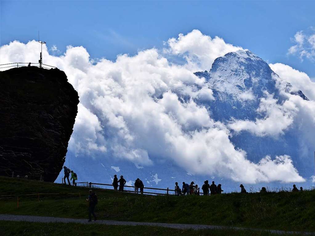 Mit drei Bussen ging es in die Erlebnisregion GrindelwaldFirst auf 2168 Metern Hhe mit Gipfelrundgang auf dem First Cliff Walk und beeindruckenden Ausblicken auf das Alpenpanorama der Jungfrau-Region.