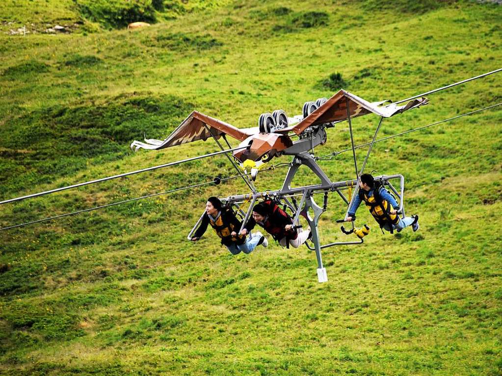 Mit drei Bussen ging es in die Erlebnisregion GrindelwaldFirst auf 2168 Metern Hhe mit Gipfelrundgang auf dem First Cliff Walk und beeindruckenden Ausblicken auf das Alpenpanorama der Jungfrau-Region.