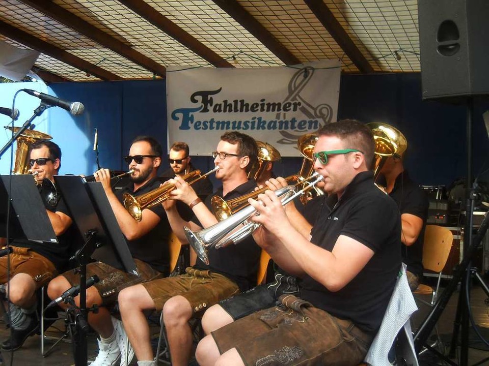 Moderne und volkstmliche Blasmusik bo...bayerischen Fahlheimer Festmusikanten.  | Foto: Ernst Brugger